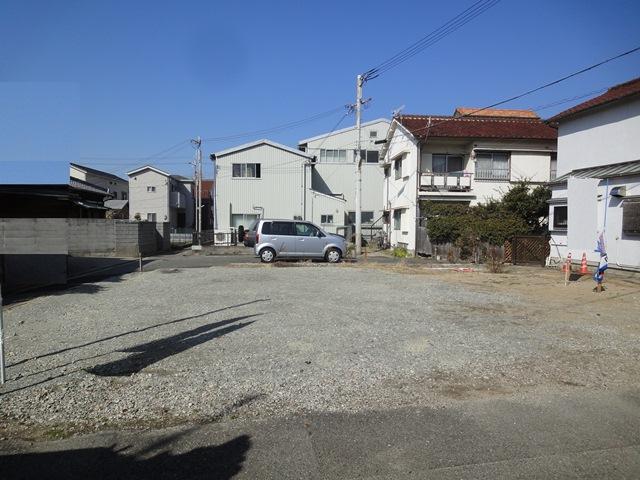 Local photos, including front road. Site about 36 square meters