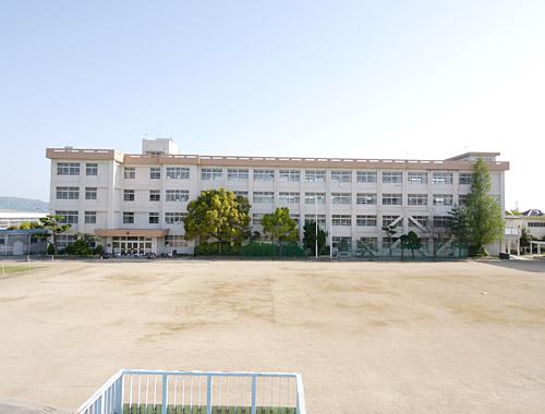 Primary school. Municipal Fujie until elementary school 1040m