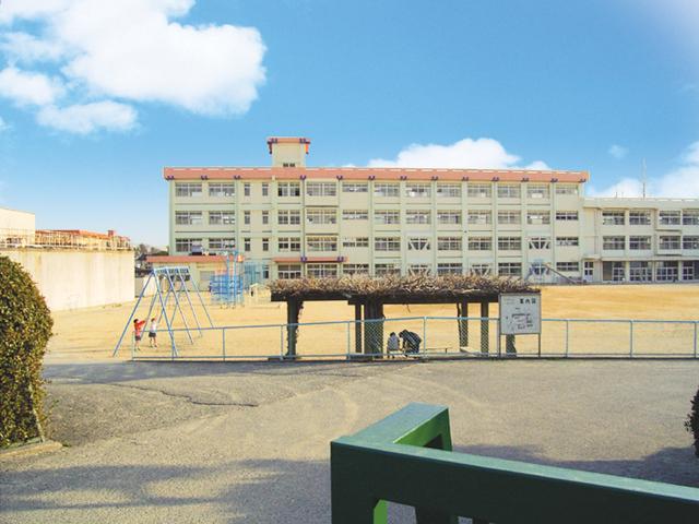 Primary school. 650m to Okubo Elementary School