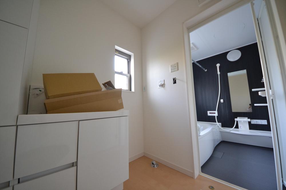 Wash basin, toilet. Local (October 4, 2013) Shooting