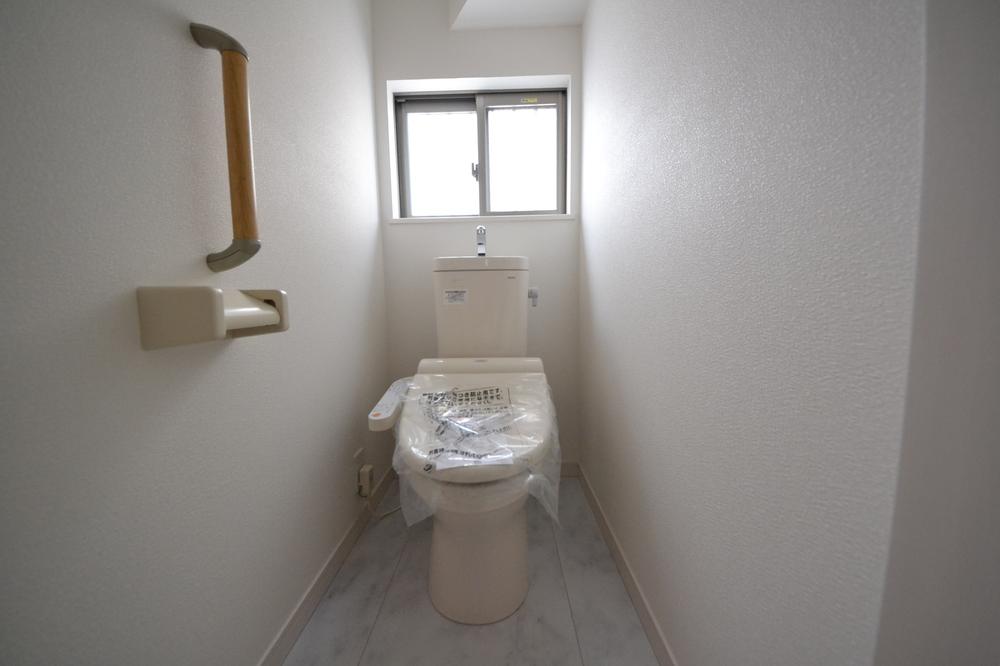 Toilet. Local (October 4, 2013) Shooting