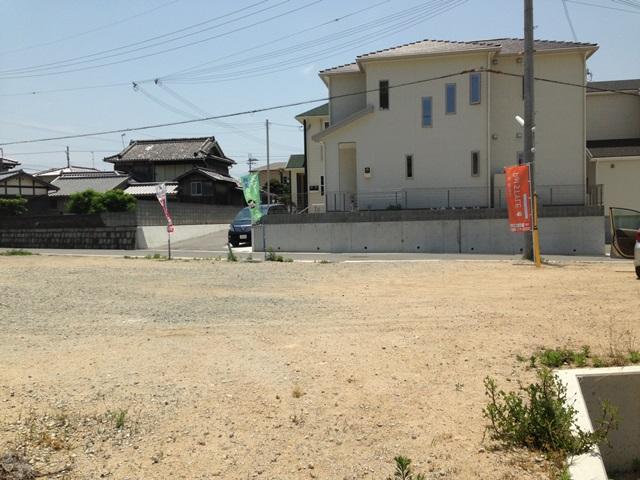 Local photos, including front road. No. 4 place local photo