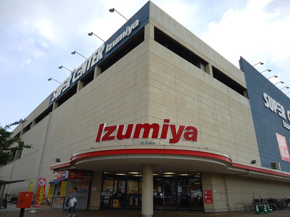 Shopping centre. Until Izumiya 2050m