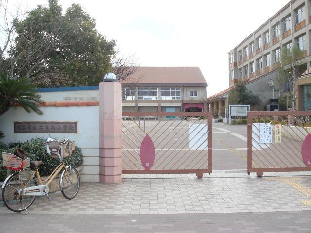 Primary school. Futami Nishi Elementary School 800m to