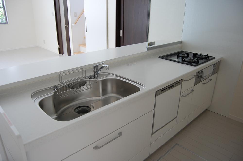 Kitchen. Clean and full of a feeling of system kitchens with the white tones ☆ (September 2013) Shooting