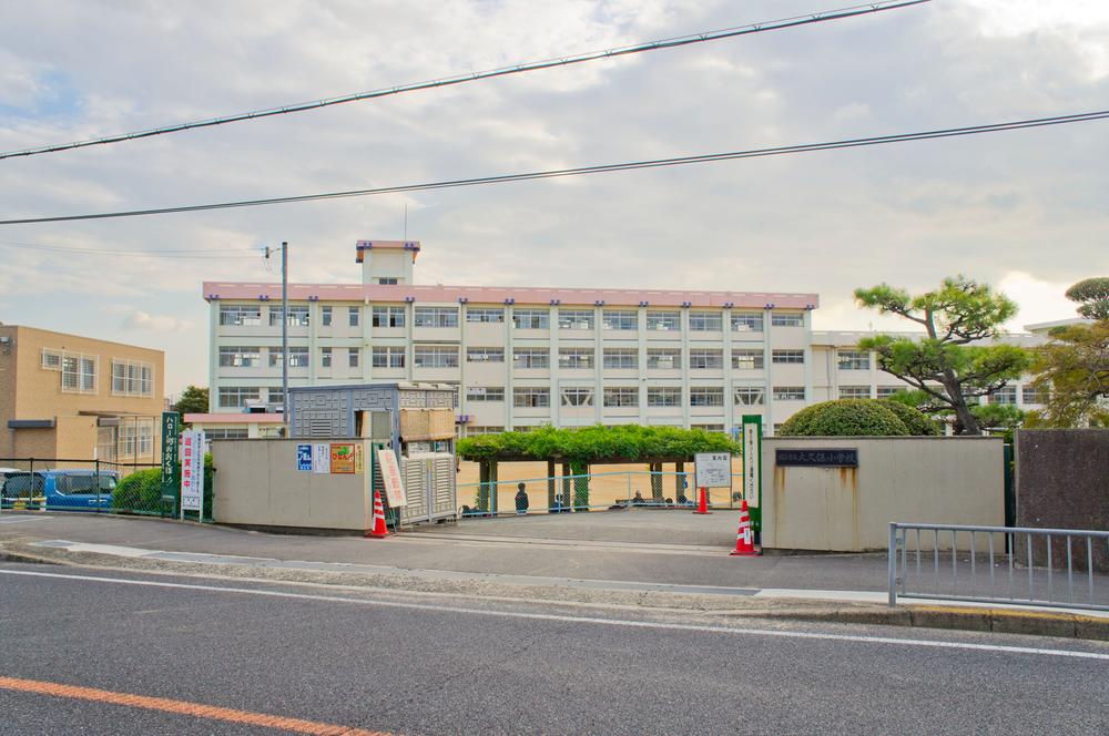 Primary school. Okubo, a 6-minute walk from the 430m school to elementary school. 
