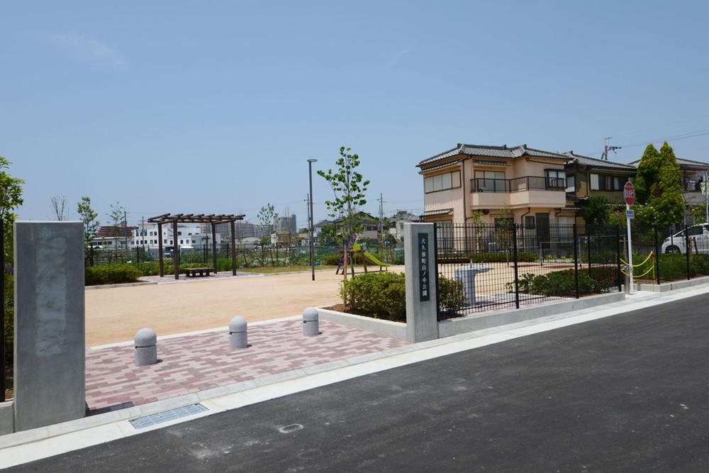 Other local. Local (June 2013) shooting estates in the park. It will be a great place to make a mom friend in the same complex.