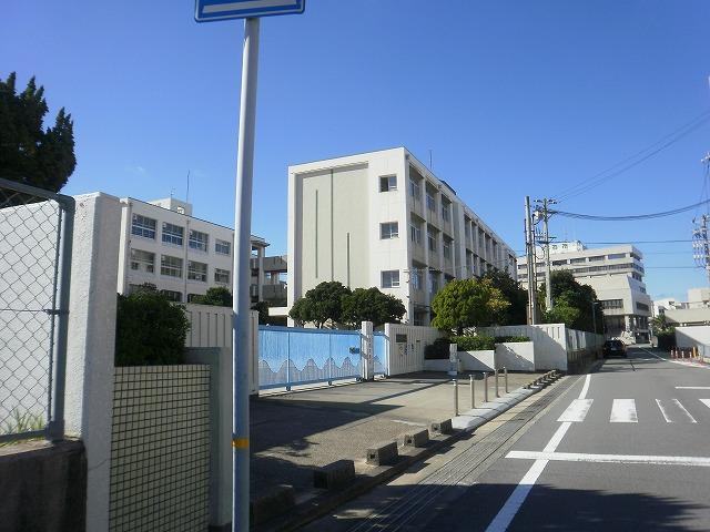 Primary school. 962m until the Akashi Municipal Nakazaki Elementary School