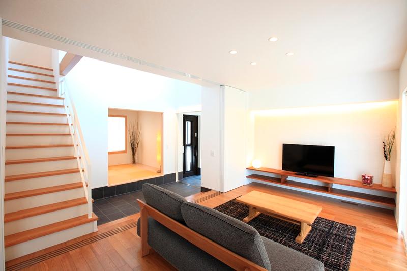 Model house photo. ~ House connected by dirt floor ~ Produce a large space that leads from the living room to the Japanese-style room. Airtight ・ It is the house of the high thermal insulation. 