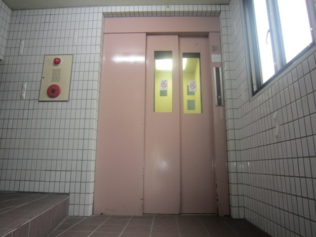 Entrance. Yes Elevator