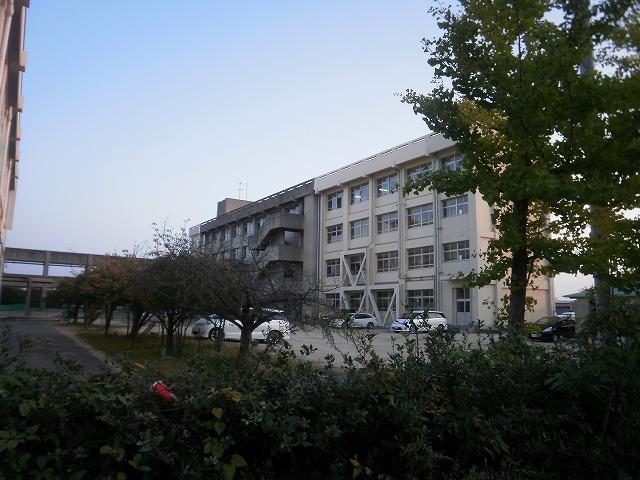 Junior high school. 1737m to Akashi Municipal Finance junior high school