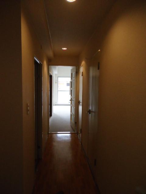 Entrance. Local (November 12, 2013) Shooting