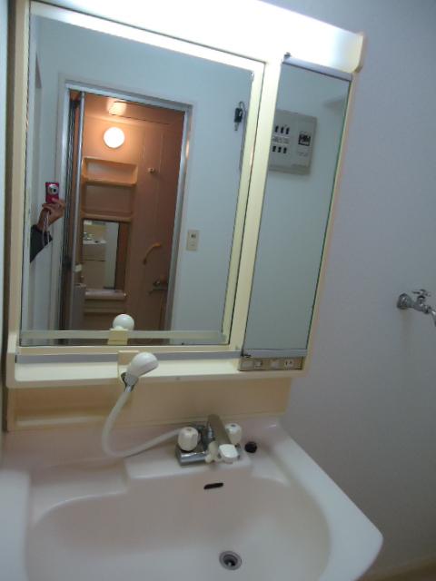 Wash basin, toilet. Local (November 12, 2013) Shooting