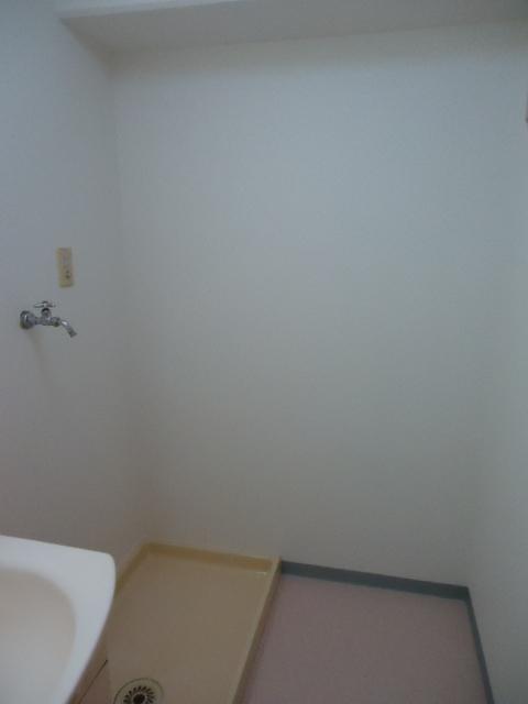 Wash basin, toilet. Local (November 12, 2013) Shooting