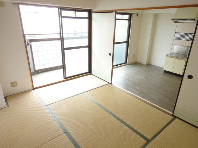 Living and room. Per diem good! Japanese-style room 6 quires ^^