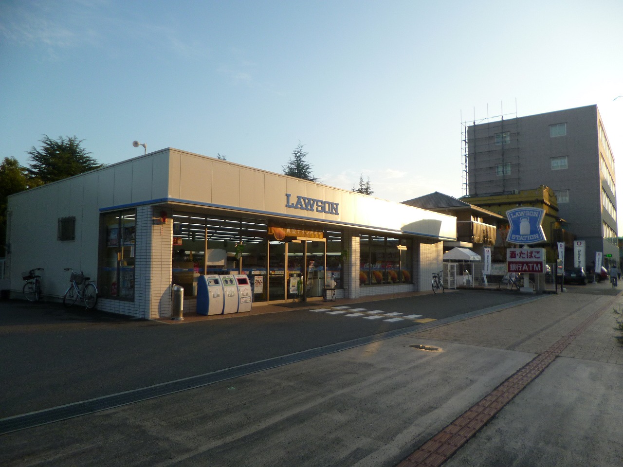 Convenience store. Lawson Akashi Yuri Okubo come through store up (convenience store) 1120m