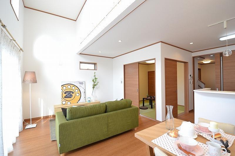 Living. Spacious living ・ Blow to the top of the dining. Furthermore brightness and a sense of openness plus. 