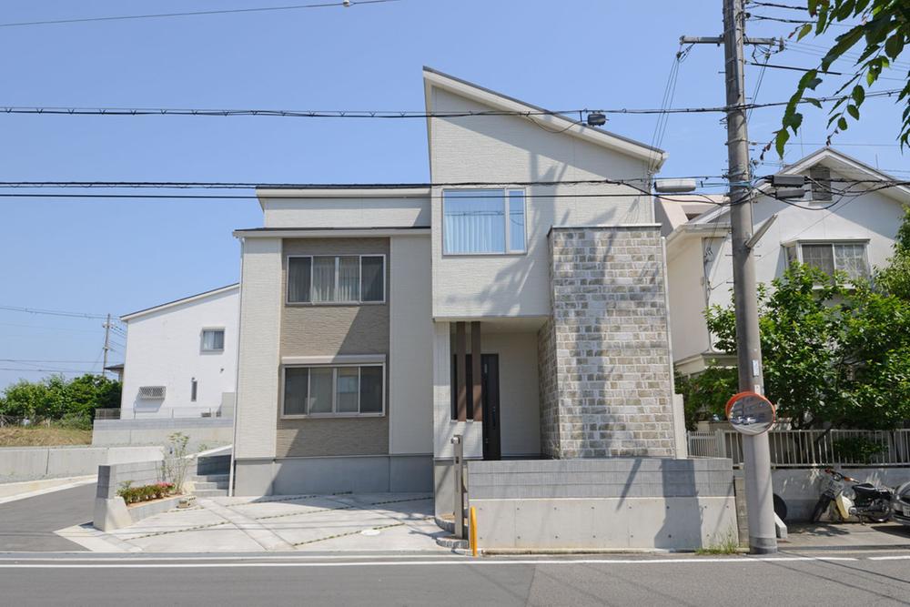 Local appearance photo. Model house published in.  Appearance of simple modern type. 