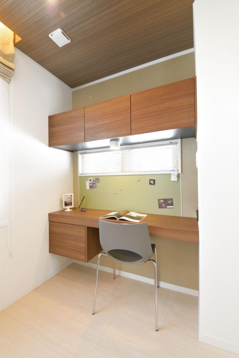 Model house photo. Model house published in. Study corner, which is provided in the kitchen next to the other used as a study space for children, It will also be a dedicated space of wife and give them the recipes look and household account book of cooking at a PC. 