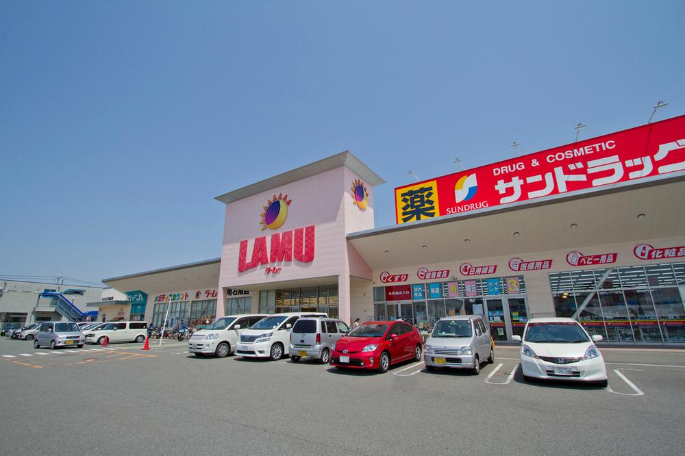 Supermarket. To Lamu 750m