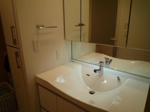 Wash basin, toilet. Indoor (11 May 2012) shooting