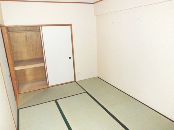 Other room space. Storage ring around the moon Japanese-style room