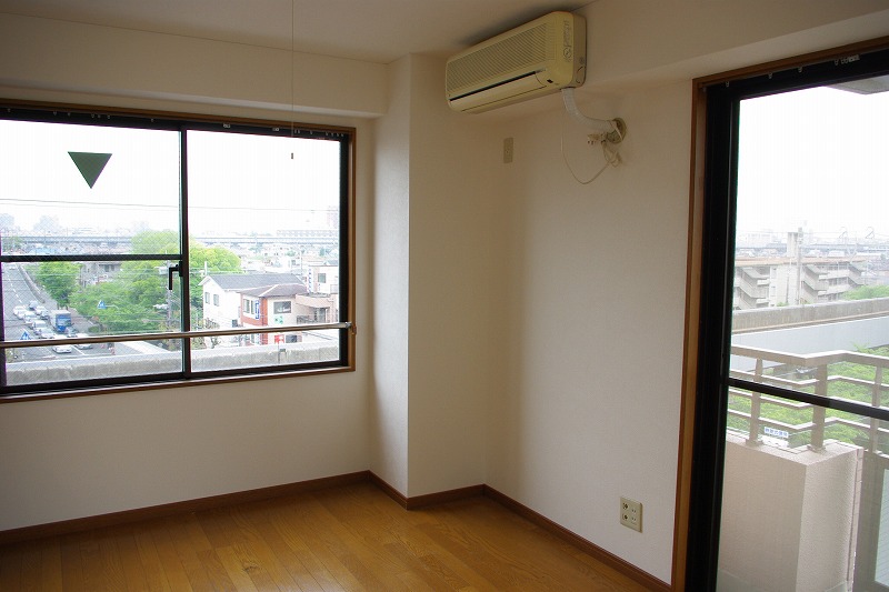 Living and room. Corner room ・ Room with a bright sense of liberation in two planes window