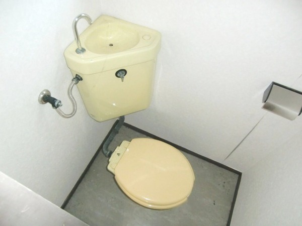 Toilet. Comfortable space!