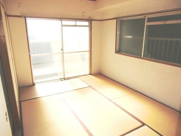 Other room space. Is the healing of Japanese-style room bathed in gentle sunlight.