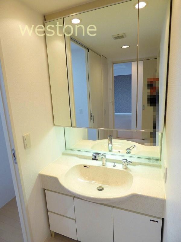 Wash basin, toilet. Impressive vanity large mirrors (with shower function)