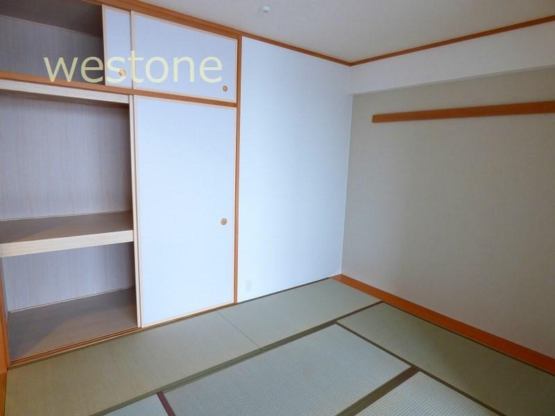 Non-living room. LDK next to the Japanese-style room (4.9 quires)