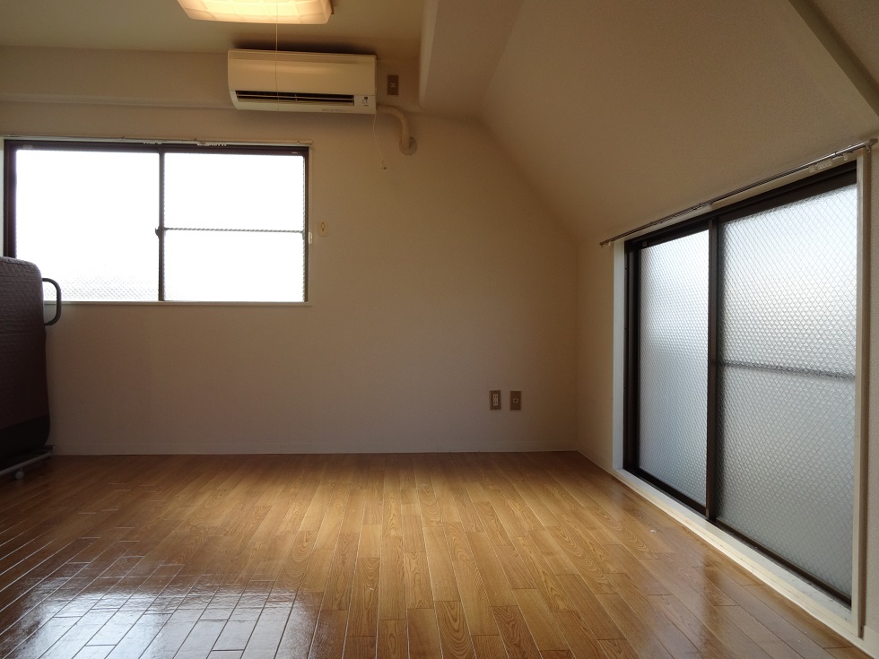 Other room space. Western-style as seen from the kitchen side