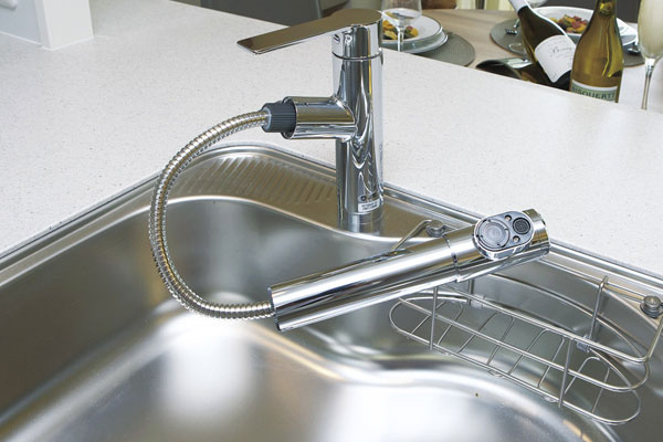 Kitchen.  [Mixing faucet with hand shower] Adopt a mixing faucet with a convenient hand shower in the care of the sink. water temperature ・ Also easy to perform water regulation (same specifications)