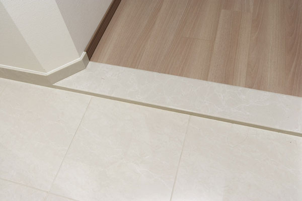 Interior.  [Entrance floor tile] The entrance floor and Agarikamachi, Stone tone tile has been adopted with a stately (same specifications)