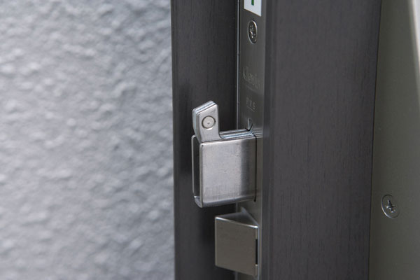 Security.  [Deadbolt lock with sickle] As incorrect tablet measures by prying the door in, such as bar, Deadbolt lock has been adopted with a sickle (same specifications)