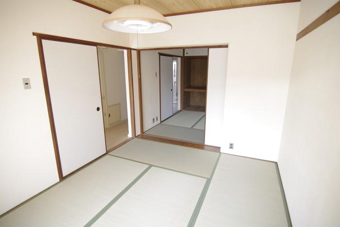 Other introspection. You can use it as a space of 10 tatami Together with Japanese-style room 2 rooms!