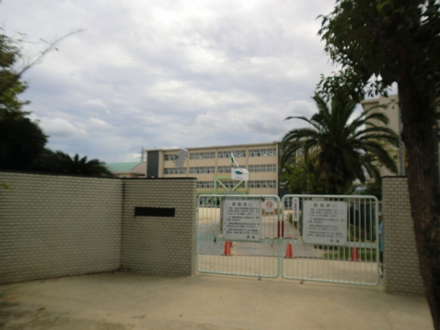 Primary school. 544m until the Amagasaki Municipal Zoo Kazukita elementary school (elementary school)