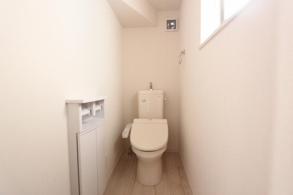 Toilet.  ◆ toilet