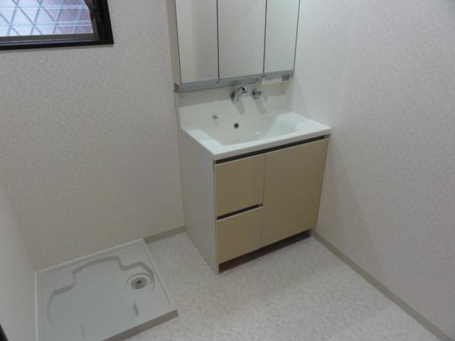 Wash basin, toilet. Shawa with three-sided mirror vanity