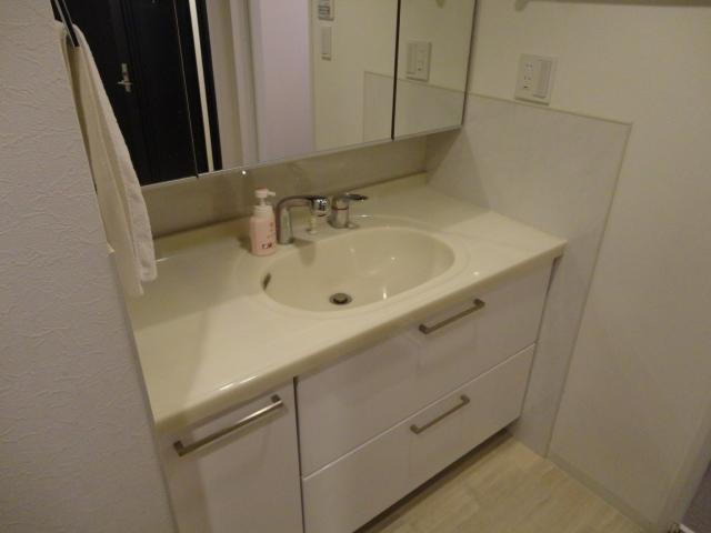Wash basin, toilet. bathroom