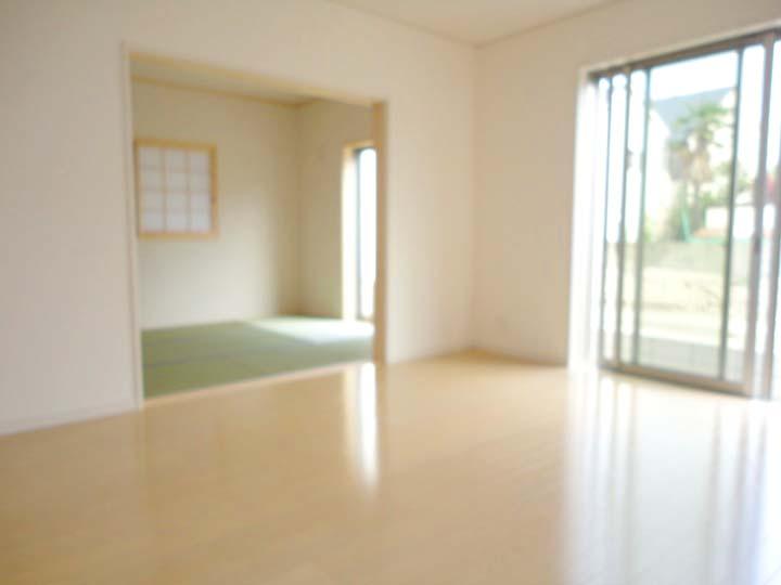 Same specifications photos (living). Japanese-style room and living room have been the hotel on the south-facing, You can use it as a large living