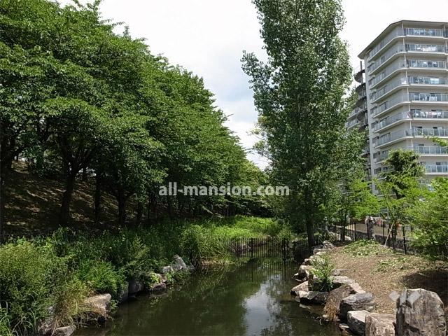 Other local. The west side of the site is facing the Mukogawa, Such as the promenade and the park has provided along the river.