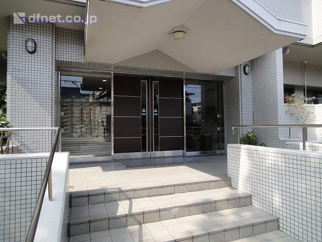 Entrance. Entrance before the stairs width also widely, It is easy to walk to make.
