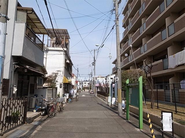 Other local. Front road of the site west. Neighborhood is a quiet residential area of ​​apartments and single-family are mixed.