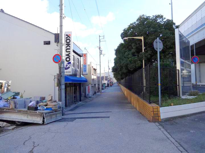 Local photos, including front road. And local tour, Model house will be your tour in the same compartment. 