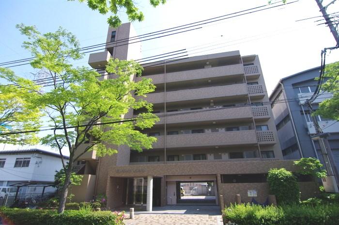 Local appearance photo. Heisei 7 years Built in six-storey apartment house will be on the top floor of the room!