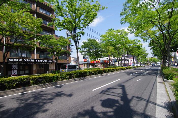 Local appearance photo. Since the apartment faces the Yamate highway, It is a useful move in the car.