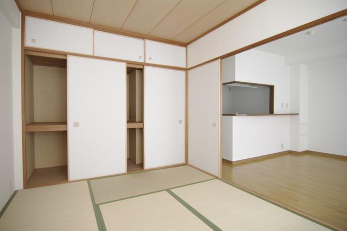 Non-living room. There is also housed in a Japanese-style room