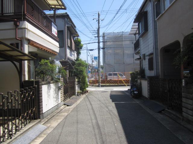 Local photos, including front road. South front road (from the west)