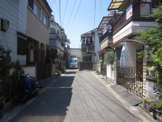 Local photos, including front road. South front road (from the east)